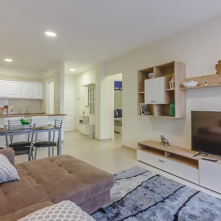 Seguro Spacious With Roomy Terrace Daire